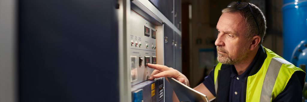 Techniker bei der Arbeit an einer Steuerungsanlage
