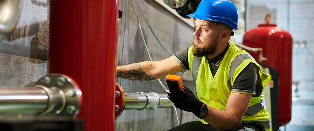 Mechaniker bei der Arbeit an Pumpen