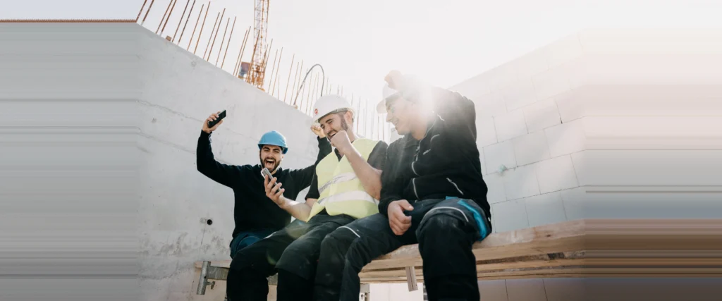 Bauarbeiter nutzen die virtic Zeiterfassung auf der Baustelle